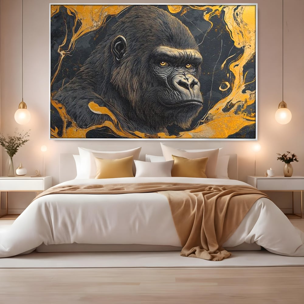 Tablou canvas cu tablou canvas cu gorila si detalii aurii, in rama de aluminiu argintiu, pe perete intr-un dormitor